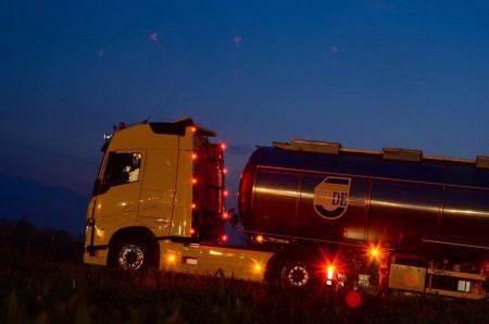 Nočná fotka od firmy KODE VOLVO FH 500 EURO 6